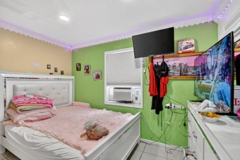 Купить виллу или дом в Уэст-Палм-Бич, Флорида 5 комнат, 136.66м2, № 2078143 - фото 12
