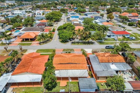 House in Hialeah, Florida 4 bedrooms, 183.85 sq.m. № 1857048 - photo 4