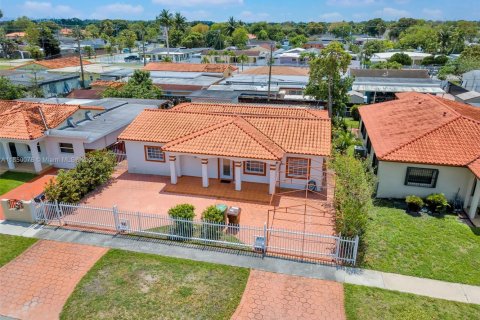 House in Hialeah, Florida 4 bedrooms, 183.85 sq.m. № 1857048 - photo 2
