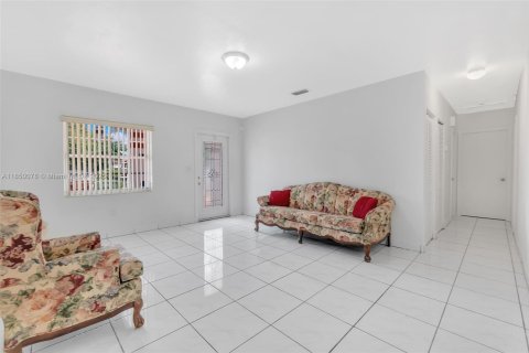 House in Hialeah, Florida 4 bedrooms, 183.85 sq.m. № 1857048 - photo 12