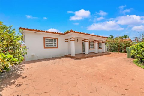 House in Hialeah, Florida 4 bedrooms, 183.85 sq.m. № 1857048 - photo 7