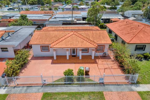 House in Hialeah, Florida 4 bedrooms, 183.85 sq.m. № 1857048 - photo 1