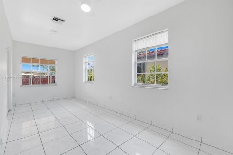 House in Hialeah, Florida 4 bedrooms, 183.85 sq.m. № 1857048 - photo 22