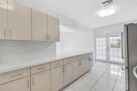 House in Hialeah, Florida 4 bedrooms, 183.85 sq.m. № 1857048 - photo 21