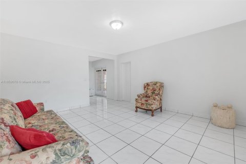 House in Hialeah, Florida 4 bedrooms, 183.85 sq.m. № 1857048 - photo 13