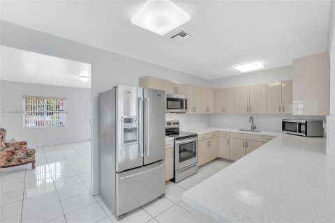 House in Hialeah, Florida 4 bedrooms, 183.85 sq.m. № 1857048 - photo 17