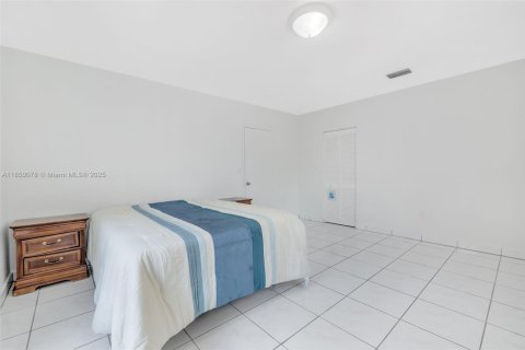 House in Hialeah, Florida 4 bedrooms, 183.85 sq.m. № 1857048 - photo 25