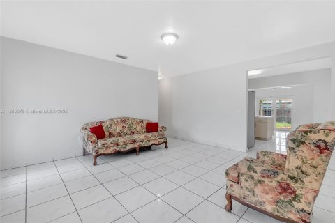 House in Hialeah, Florida 4 bedrooms, 183.85 sq.m. № 1857048 - photo 14