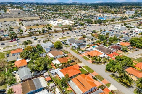 House in Hialeah, Florida 4 bedrooms, 183.85 sq.m. № 1857048 - photo 5