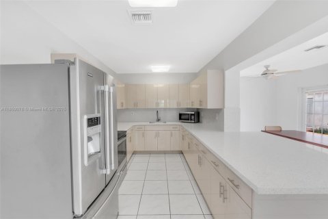 House in Hialeah, Florida 4 bedrooms, 183.85 sq.m. № 1857048 - photo 16