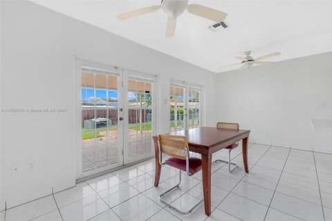 House in Hialeah, Florida 4 bedrooms, 183.85 sq.m. № 1857048 - photo 19
