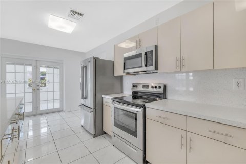 House in Hialeah, Florida 4 bedrooms, 183.85 sq.m. № 1857048 - photo 20
