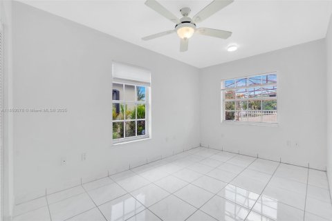 House in Hialeah, Florida 4 bedrooms, 183.85 sq.m. № 1857048 - photo 9