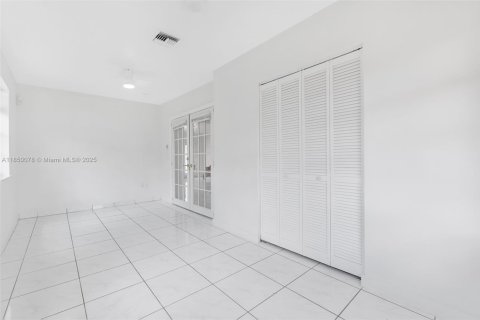 House in Hialeah, Florida 4 bedrooms, 183.85 sq.m. № 1857048 - photo 23