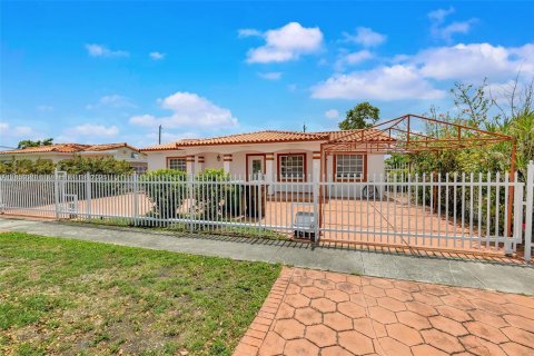 House in Hialeah, Florida 4 bedrooms, 183.85 sq.m. № 1857048 - photo 6