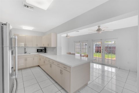 House in Hialeah, Florida 4 bedrooms, 183.85 sq.m. № 1857048 - photo 15