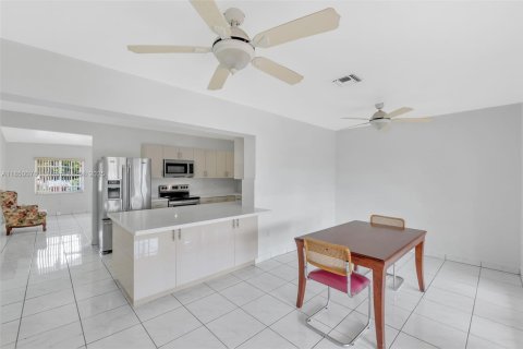 House in Hialeah, Florida 4 bedrooms, 183.85 sq.m. № 1857048 - photo 18