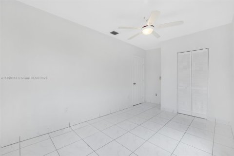 House in Hialeah, Florida 4 bedrooms, 183.85 sq.m. № 1857048 - photo 10