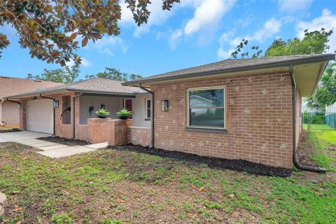 House in Tarpon Springs, Florida 2 bedrooms, 136.01 sq.m. № 1796839 - photo 3