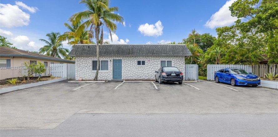 Commercial property in Fort Lauderdale, Florida 203.18 sq.m. № 1895383