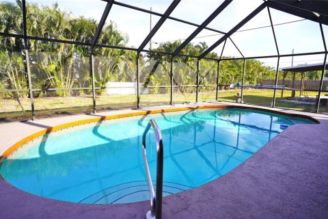 House in Port Charlotte, Florida 3 bedrooms, 148.83 sq.m. № 2095865 - photo 18