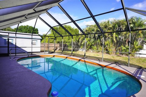 House in Port Charlotte, Florida 3 bedrooms, 148.83 sq.m. № 2095865 - photo 20