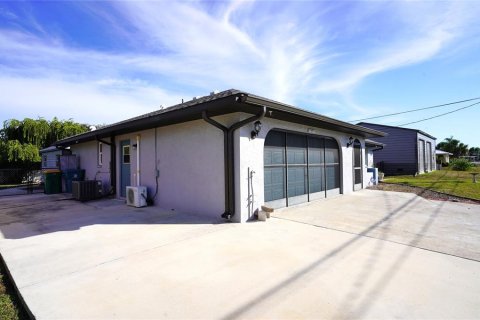 House in Port Charlotte, Florida 3 bedrooms, 148.83 sq.m. № 2095865 - photo 2