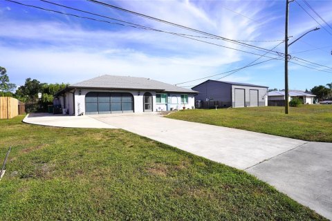 House in Port Charlotte, Florida 3 bedrooms, 148.83 sq.m. № 2095865