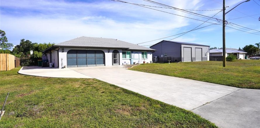 House in Port Charlotte, Florida 3 bedrooms, 148.83 sq.m. № 2095865