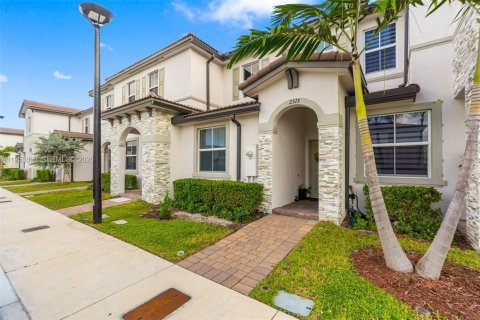 Adosado en venta en Miami, Florida, 3 dormitorios, 123.37 m2 № 2153290 - foto 4