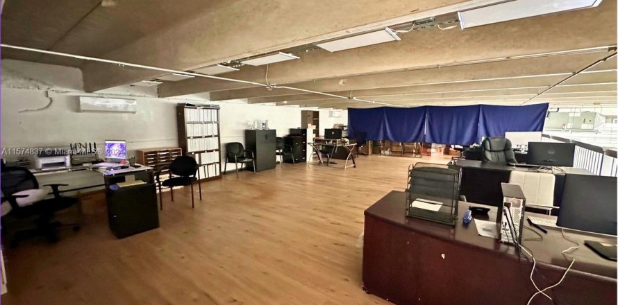 Commercial property in Pembroke Park, Florida № 1139177