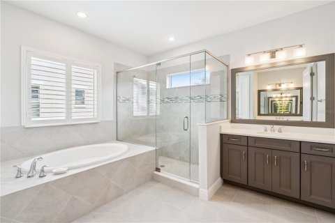 House in LAKESHORE in Winter Garden, Florida 4 bedrooms, 257.15 sq.m. № 2211045 - photo 24