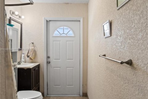 Villa ou maison à vendre à Hollywood, Floride: 4 chambres, 121.24 m2 № 2004815 - photo 16