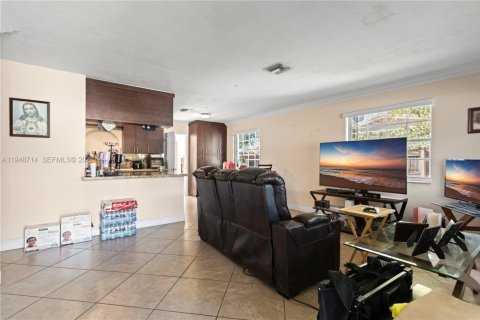 Villa ou maison à vendre à Hollywood, Floride: 4 chambres, 121.24 m2 № 2004815 - photo 4