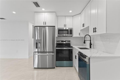 Villa ou maison à vendre à Miami Gardens, Floride: 5 chambres, 133.04 m2 № 1969242 - photo 14