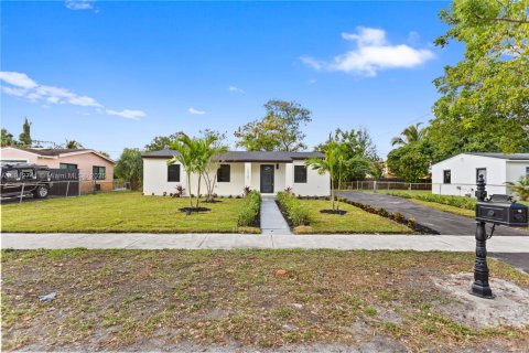 Villa ou maison à vendre à Miami Gardens, Floride: 5 chambres, 133.04 m2 № 1969242 - photo 2