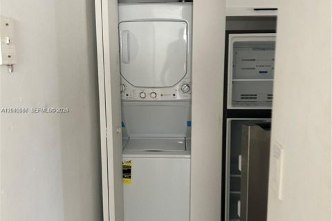 Commercial property in Hallandale Beach, Florida 225.47 sq.m. № 2064921 - photo 8