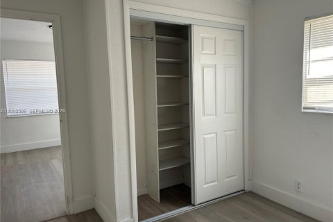 Commercial property in Hallandale Beach, Florida 225.47 sq.m. № 2064921 - photo 4