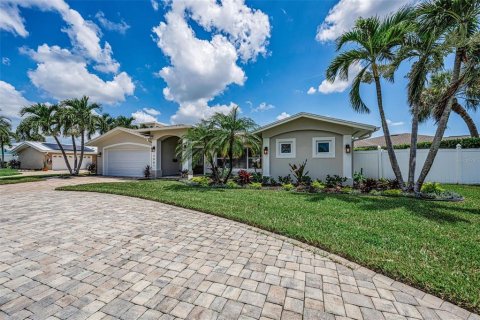 House in Saint Petersburg, Florida 4 bedrooms, 223.34 sq.m. № 2167418 - photo 8