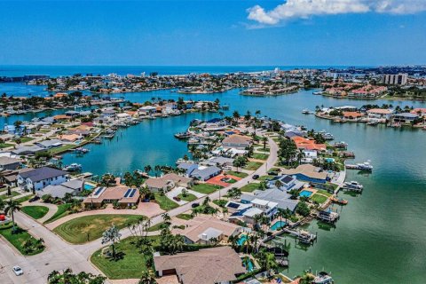House in Saint Petersburg, Florida 4 bedrooms, 223.34 sq.m. № 2167418
