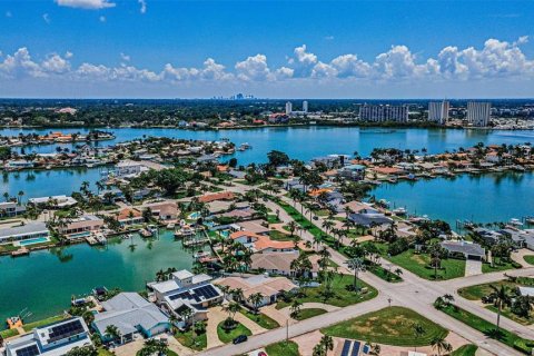 House in Saint Petersburg, Florida 4 bedrooms, 223.34 sq.m. № 2167418 - photo 14