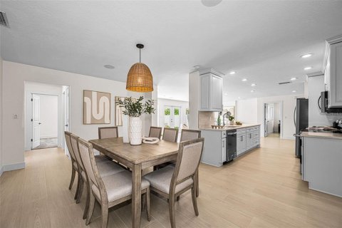 House in Saint Petersburg, Florida 4 bedrooms, 223.34 sq.m. № 2167418 - photo 26