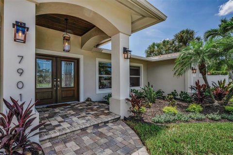House in Saint Petersburg, Florida 4 bedrooms, 223.34 sq.m. № 2167418 - photo 2