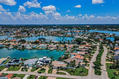 House in Saint Petersburg, Florida 4 bedrooms, 223.34 sq.m. № 2167418 - photo 15