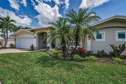 House in Saint Petersburg, Florida 4 bedrooms, 223.34 sq.m. № 2167418 - photo 6