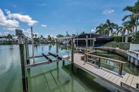 House in Saint Petersburg, Florida 4 bedrooms, 223.34 sq.m. № 2167418 - photo 4