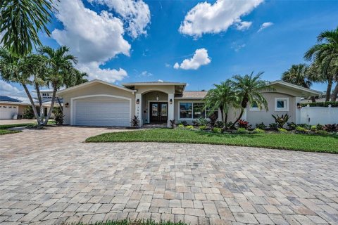 House in Saint Petersburg, Florida 4 bedrooms, 223.34 sq.m. № 2167418 - photo 17