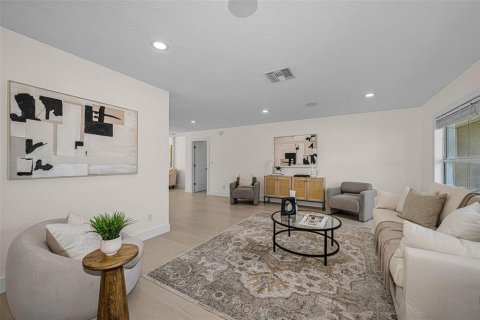 House in Saint Petersburg, Florida 4 bedrooms, 223.34 sq.m. № 2167418 - photo 21