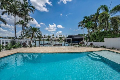 House in Saint Petersburg, Florida 4 bedrooms, 223.34 sq.m. № 2167418 - photo 3