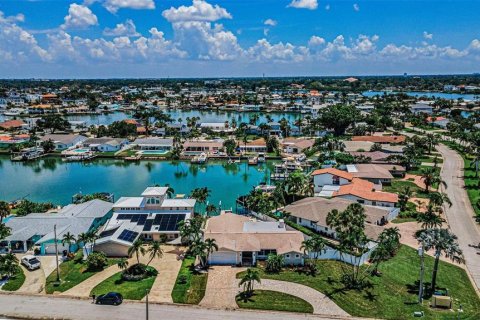 House in Saint Petersburg, Florida 4 bedrooms, 223.34 sq.m. № 2167418 - photo 19